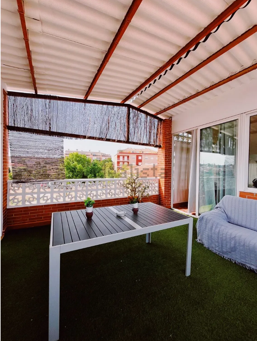 Vista de la gran terraza principal en ático para estudiantes en Murcia, ideal para exterior
